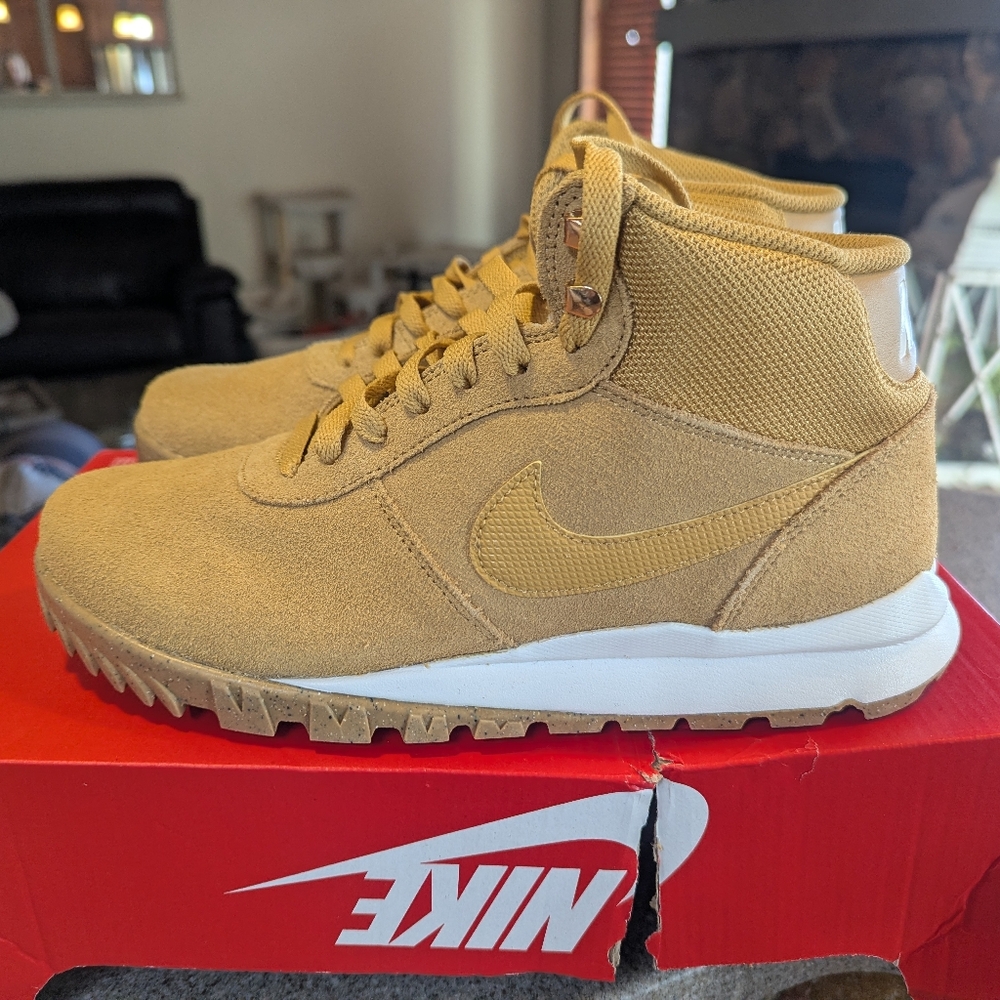 Nike Hoodland Wheat/Tan Mid-Top Suede Sneakers 8M Or 9.5W NIB